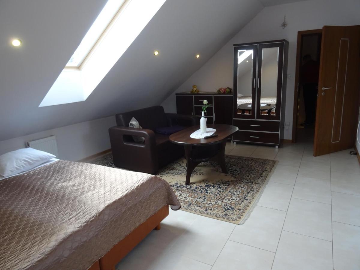 Gosciniec Klejnot Hotel Borowo Buitenkant foto