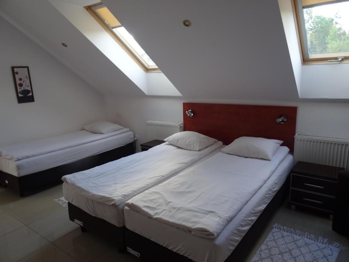 Gosciniec Klejnot Hotel Borowo Buitenkant foto