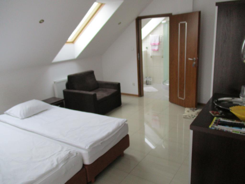 Gosciniec Klejnot Hotel Borowo Buitenkant foto