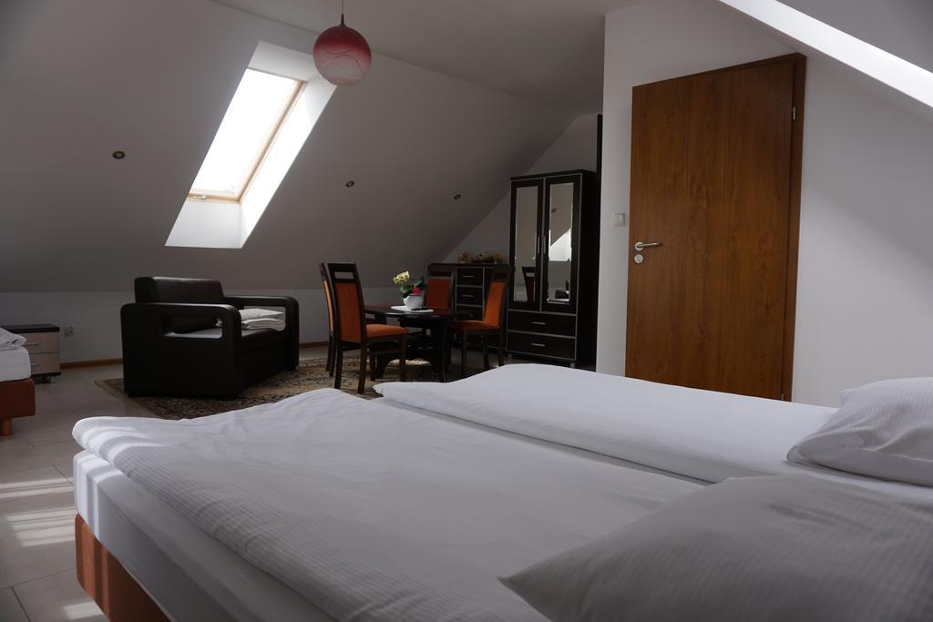 Gosciniec Klejnot Hotel Borowo Buitenkant foto