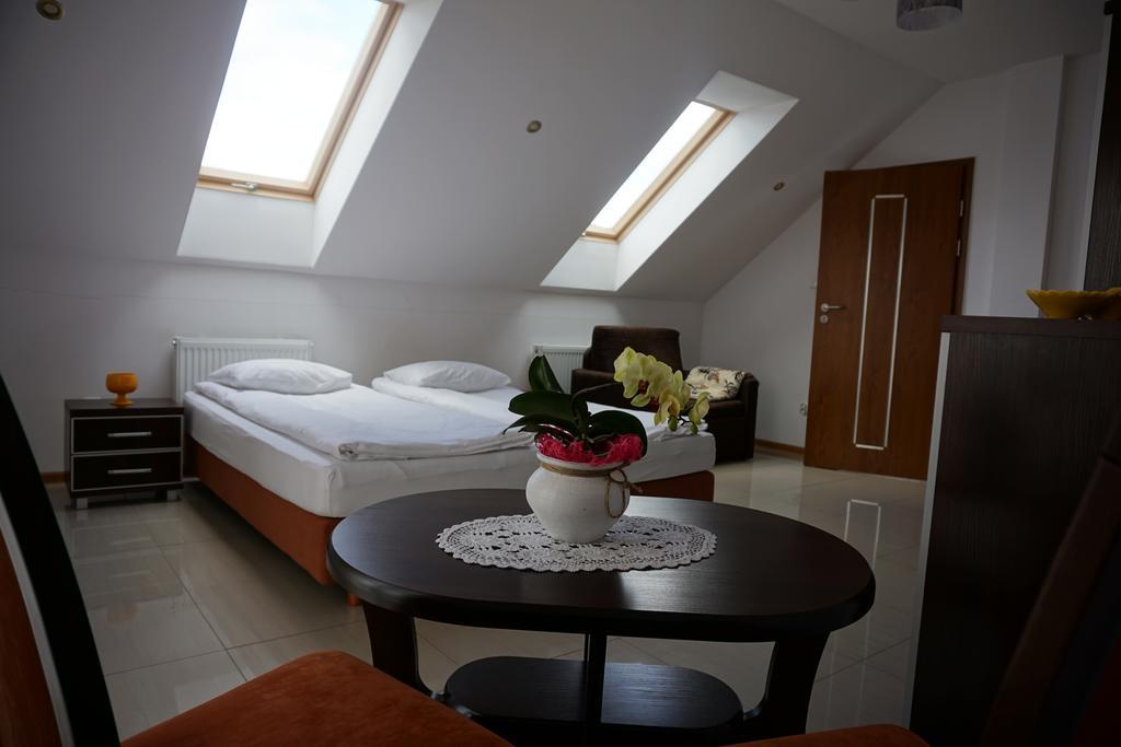 Gosciniec Klejnot Hotel Borowo Buitenkant foto