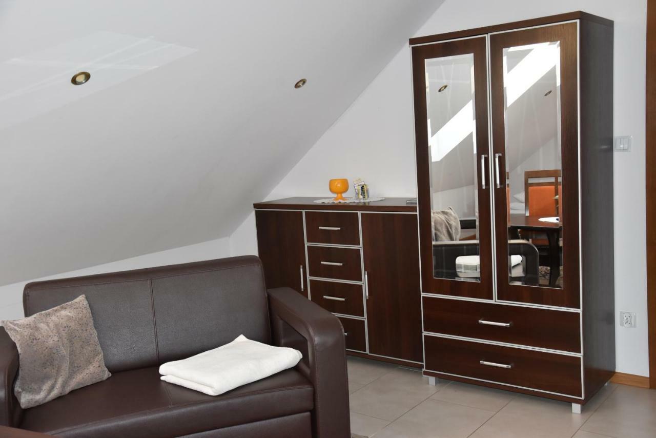 Gosciniec Klejnot Hotel Borowo Buitenkant foto