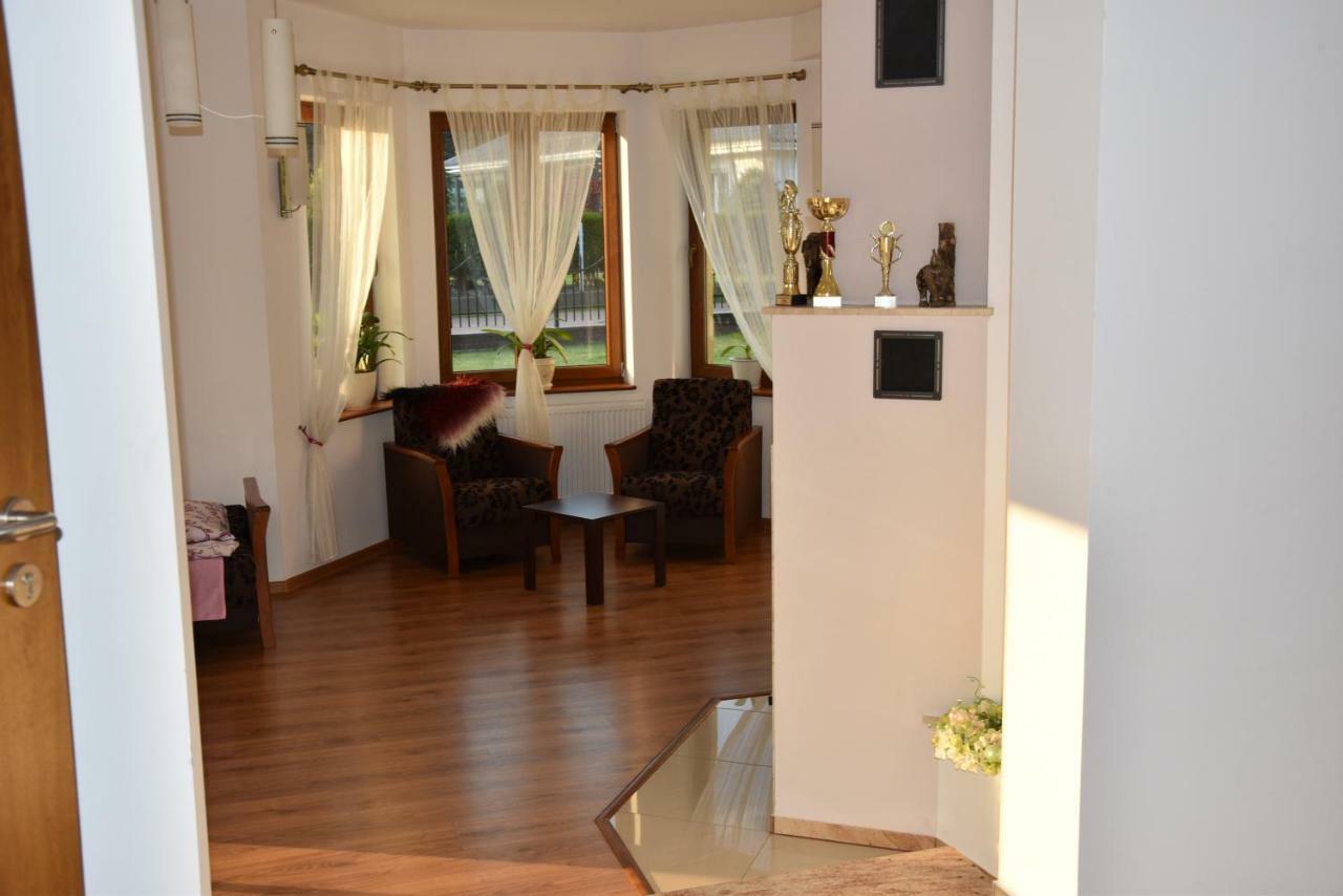 Gosciniec Klejnot Hotel Borowo Buitenkant foto